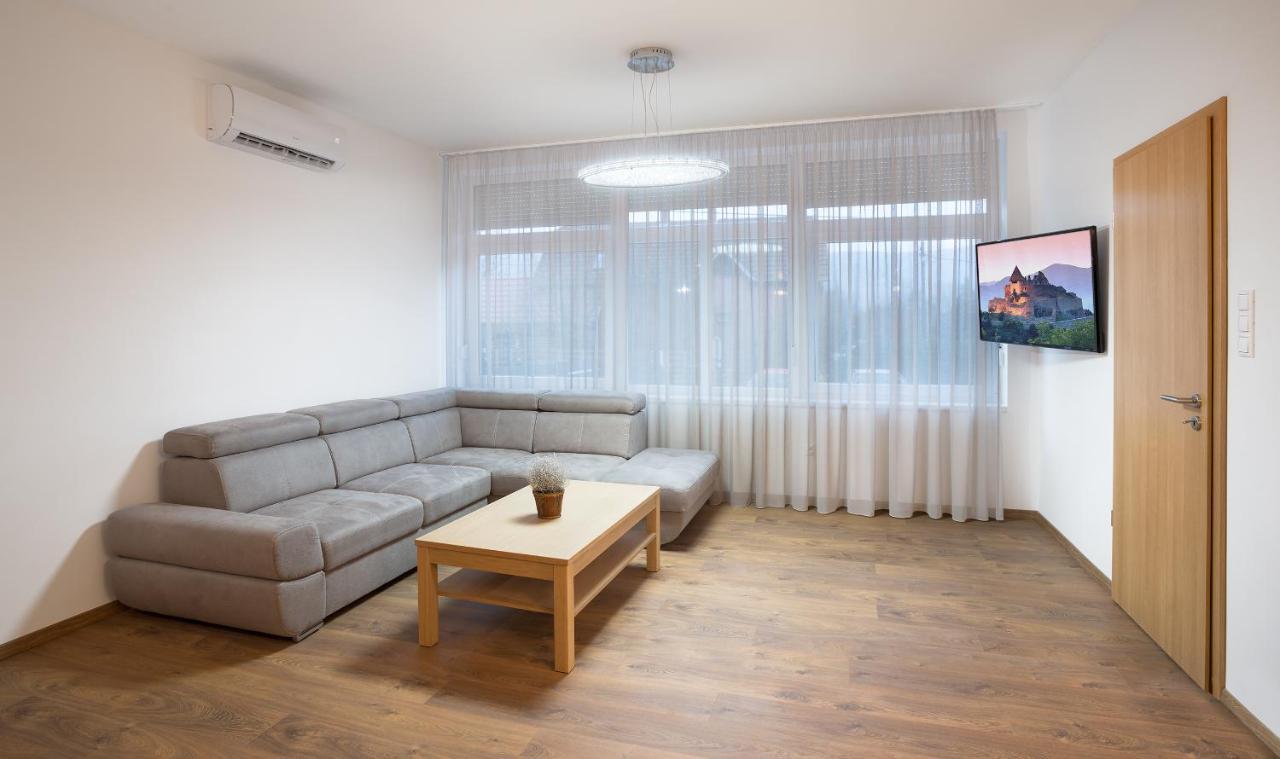 Deluxe Apartman วิเชกราด ภายนอก รูปภาพ